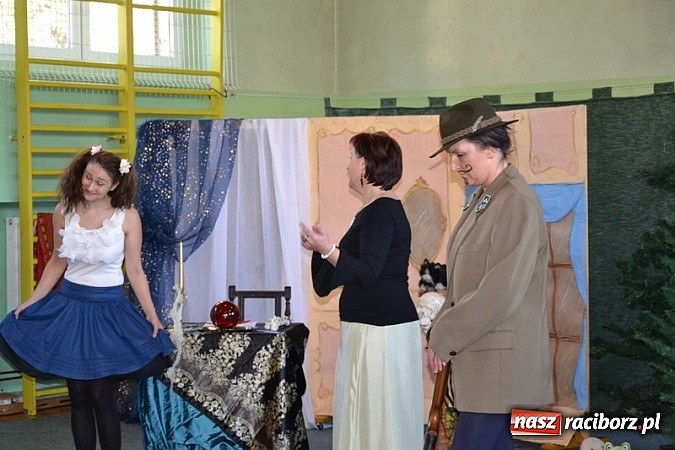 Zdjęcie w galerii na portalu naszraciborz.pl: Łatwiej być księdzem niż aktorem, czyli szkolny festyn w rudzkim ZSO! wiadomości z regionu