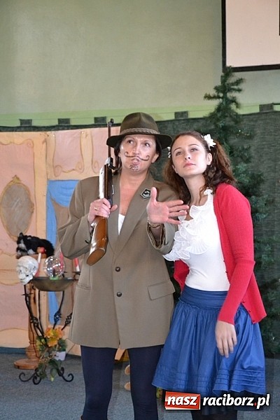 Zdjęcie w galerii na portalu naszraciborz.pl: Łatwiej być księdzem niż aktorem, czyli szkolny festyn w rudzkim ZSO! wiadomości z regionu