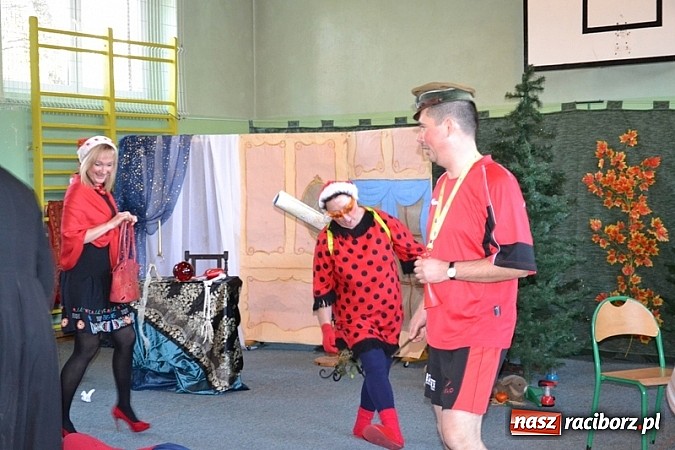 Zdjęcie w galerii na portalu naszraciborz.pl: Łatwiej być księdzem niż aktorem, czyli szkolny festyn w rudzkim ZSO! wiadomości z regionu