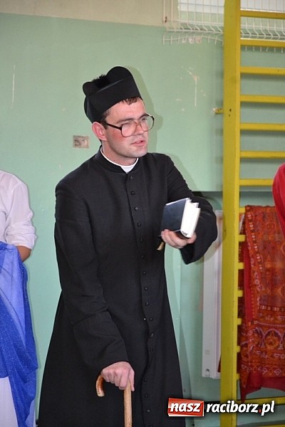 Zdjęcie w galerii na portalu naszraciborz.pl: Łatwiej być księdzem niż aktorem, czyli szkolny festyn w rudzkim ZSO! wiadomości z regionu