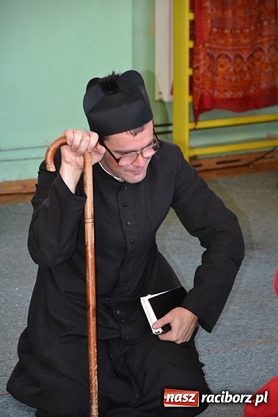 Zdjęcie w galerii na portalu naszraciborz.pl: Łatwiej być księdzem niż aktorem, czyli szkolny festyn w rudzkim ZSO! wiadomości z regionu