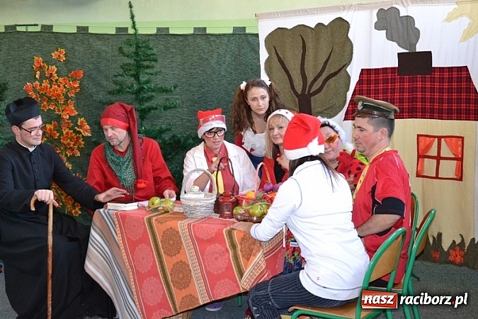 Zdjęcie w galerii na portalu naszraciborz.pl: Łatwiej być księdzem niż aktorem, czyli szkolny festyn w rudzkim ZSO! wiadomości z regionu