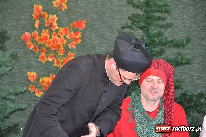 Zdjęcie w galerii na portalu naszraciborz.pl: Łatwiej być księdzem niż aktorem, czyli szkolny festyn w rudzkim ZSO! wiadomości z regionu