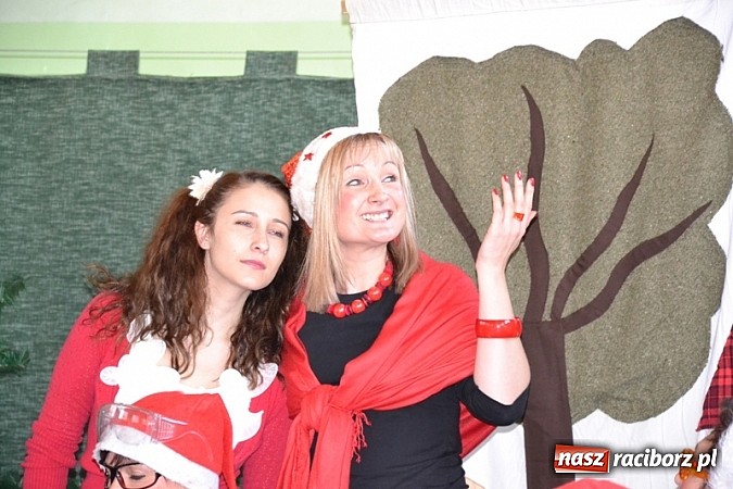 Zdjęcie w galerii na portalu naszraciborz.pl: Łatwiej być księdzem niż aktorem, czyli szkolny festyn w rudzkim ZSO! wiadomości z regionu