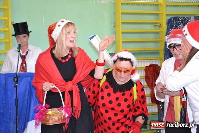 Zdjęcie w galerii na portalu naszraciborz.pl: Łatwiej być księdzem niż aktorem, czyli szkolny festyn w rudzkim ZSO! wiadomości z regionu
