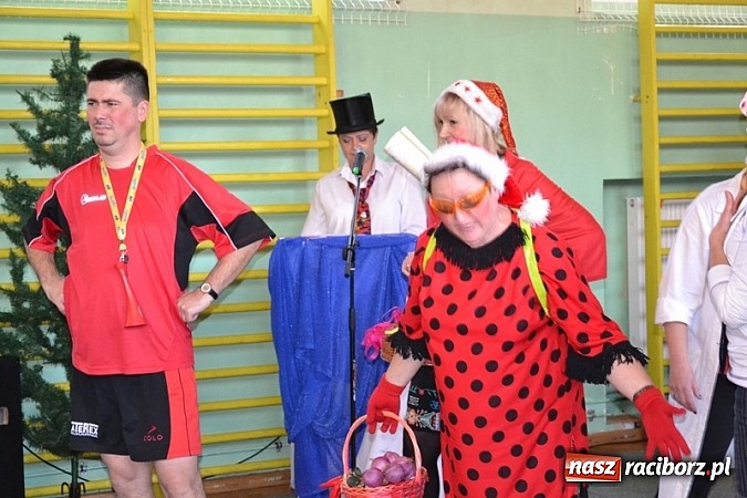 Zdjęcie w galerii na portalu naszraciborz.pl: Łatwiej być księdzem niż aktorem, czyli szkolny festyn w rudzkim ZSO! wiadomości z regionu