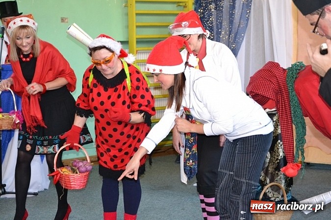 Zdjęcie w galerii na portalu naszraciborz.pl: Łatwiej być księdzem niż aktorem, czyli szkolny festyn w rudzkim ZSO! wiadomości z regionu