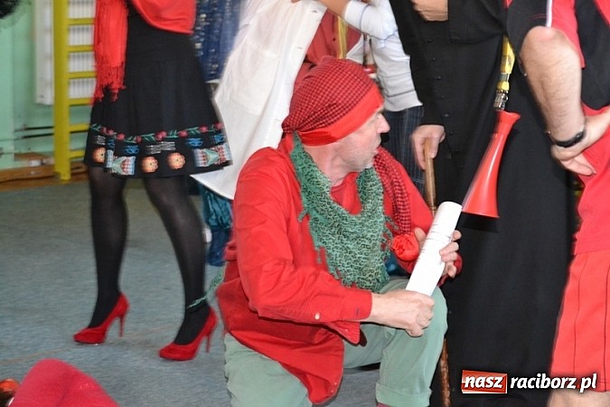 Zdjęcie w galerii na portalu naszraciborz.pl: Łatwiej być księdzem niż aktorem, czyli szkolny festyn w rudzkim ZSO! wiadomości z regionu