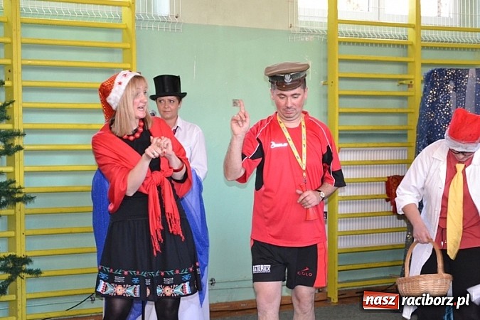 Zdjęcie w galerii na portalu naszraciborz.pl: Łatwiej być księdzem niż aktorem, czyli szkolny festyn w rudzkim ZSO! wiadomości z regionu
