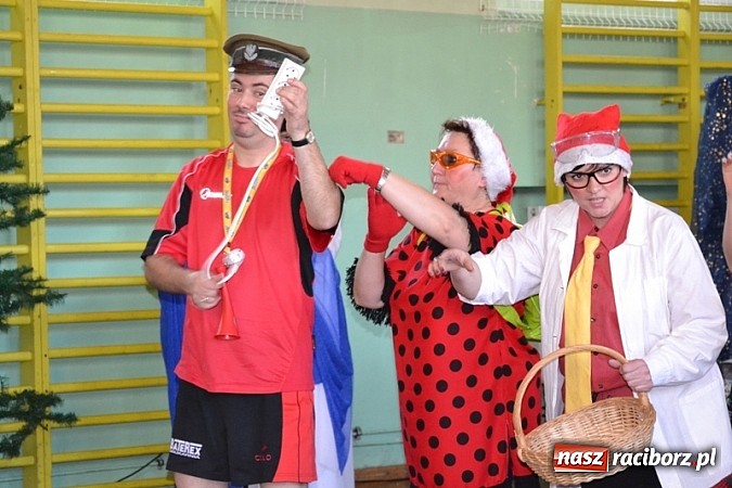 Zdjęcie w galerii na portalu naszraciborz.pl: Łatwiej być księdzem niż aktorem, czyli szkolny festyn w rudzkim ZSO! wiadomości z regionu