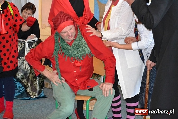 Zdjęcie w galerii na portalu naszraciborz.pl: Łatwiej być księdzem niż aktorem, czyli szkolny festyn w rudzkim ZSO! wiadomości z regionu