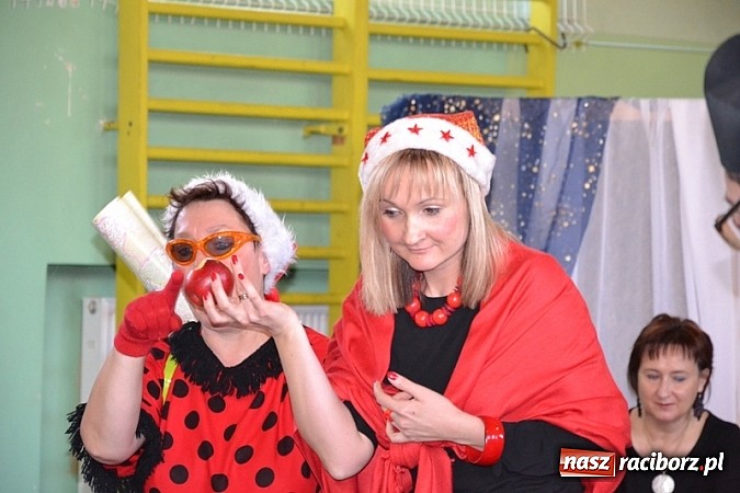 Zdjęcie w galerii na portalu naszraciborz.pl: Łatwiej być księdzem niż aktorem, czyli szkolny festyn w rudzkim ZSO! wiadomości z regionu