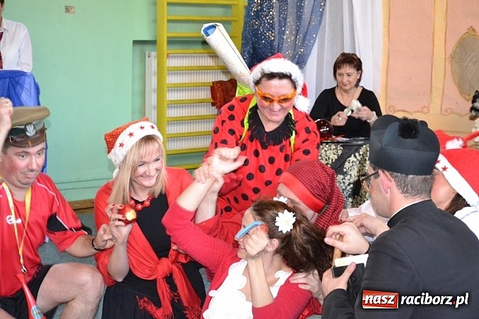 Zdjęcie w galerii na portalu naszraciborz.pl: Łatwiej być księdzem niż aktorem, czyli szkolny festyn w rudzkim ZSO! wiadomości z regionu