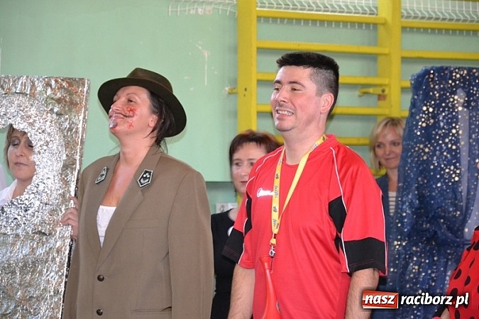 Zdjęcie w galerii na portalu naszraciborz.pl: Łatwiej być księdzem niż aktorem, czyli szkolny festyn w rudzkim ZSO! wiadomości z regionu