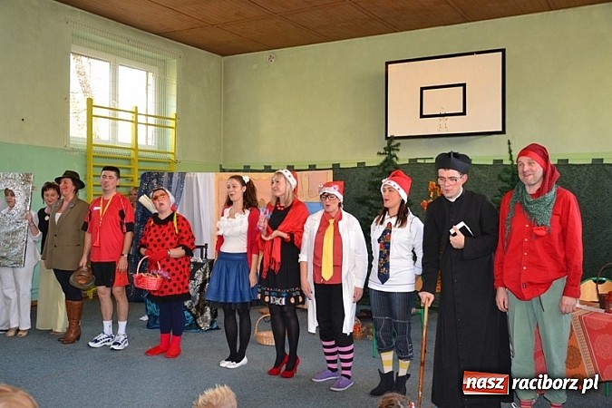 Zdjęcie w galerii na portalu naszraciborz.pl: Łatwiej być księdzem niż aktorem, czyli szkolny festyn w rudzkim ZSO! wiadomości z regionu