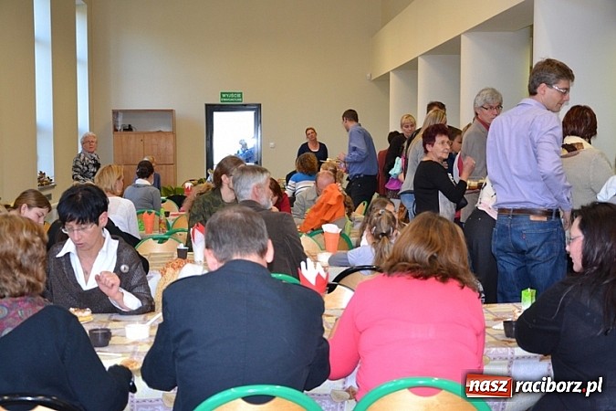 Zdjęcie w galerii na portalu naszraciborz.pl: Łatwiej być księdzem niż aktorem, czyli szkolny festyn w rudzkim ZSO! wiadomości z regionu