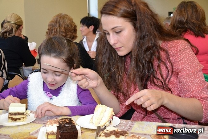 Zdjęcie w galerii na portalu naszraciborz.pl: Łatwiej być księdzem niż aktorem, czyli szkolny festyn w rudzkim ZSO! wiadomości z regionu
