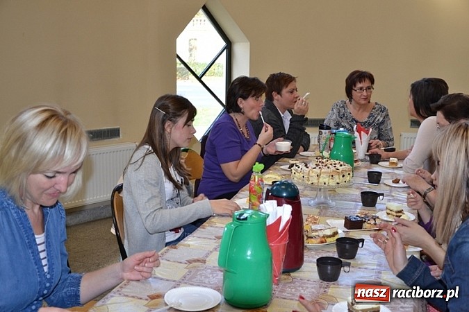 Zdjęcie w galerii na portalu naszraciborz.pl: Łatwiej być księdzem niż aktorem, czyli szkolny festyn w rudzkim ZSO! wiadomości z regionu