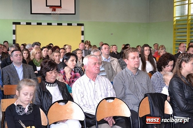 Zdjęcie w galerii na portalu naszraciborz.pl: Łatwiej być księdzem niż aktorem, czyli szkolny festyn w rudzkim ZSO! wiadomości z regionu