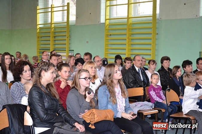 Zdjęcie w galerii na portalu naszraciborz.pl: Łatwiej być księdzem niż aktorem, czyli szkolny festyn w rudzkim ZSO! wiadomości z regionu
