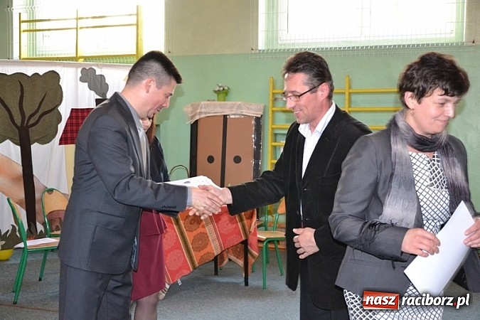 Zdjęcie w galerii na portalu naszraciborz.pl: Łatwiej być księdzem niż aktorem, czyli szkolny festyn w rudzkim ZSO! wiadomości z regionu