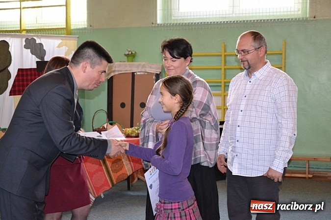 Zdjęcie w galerii na portalu naszraciborz.pl: Łatwiej być księdzem niż aktorem, czyli szkolny festyn w rudzkim ZSO! wiadomości z regionu