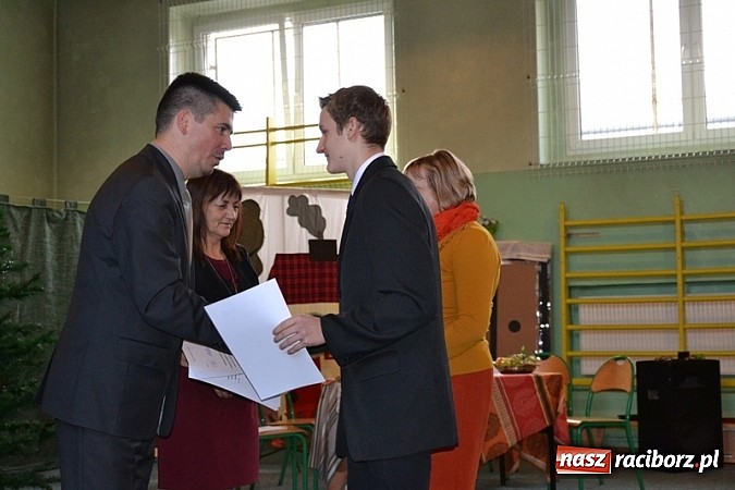 Zdjęcie w galerii na portalu naszraciborz.pl: Łatwiej być księdzem niż aktorem, czyli szkolny festyn w rudzkim ZSO! wiadomości z regionu