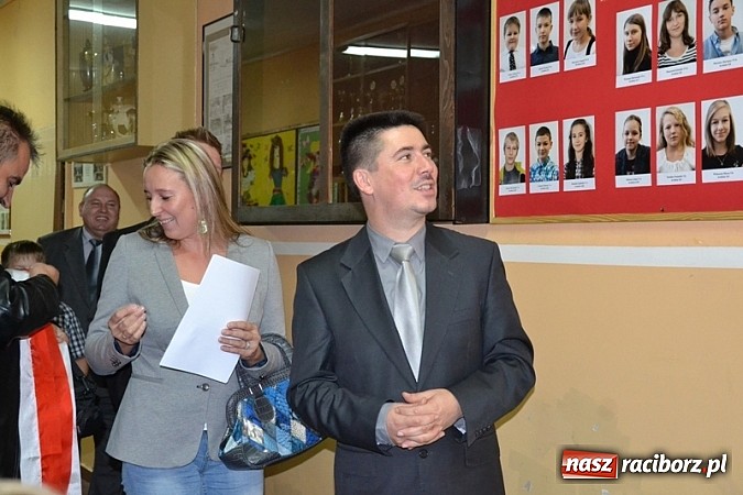 Zdjęcie w galerii na portalu naszraciborz.pl: Łatwiej być księdzem niż aktorem, czyli szkolny festyn w rudzkim ZSO! wiadomości z regionu