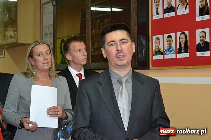 Zdjęcie w galerii na portalu naszraciborz.pl: Łatwiej być księdzem niż aktorem, czyli szkolny festyn w rudzkim ZSO! wiadomości z regionu