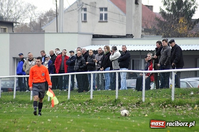 Zdjęcie w galerii na portalu naszraciborz.pl: Emocje w derbach: karny, kartki i pięć goli wiadomości z regionu