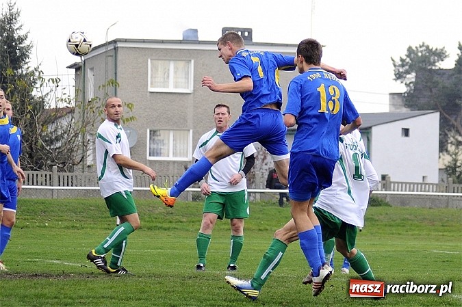 Zdjęcie w galerii na portalu naszraciborz.pl: Emocje w derbach: karny, kartki i pięć goli wiadomości z regionu