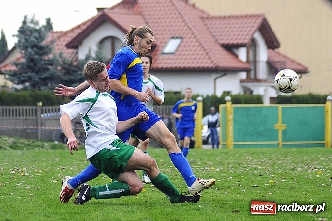 Zdjęcie w galerii na portalu naszraciborz.pl: Emocje w derbach: karny, kartki i pięć goli wiadomości z regionu