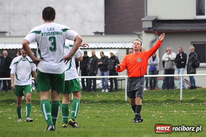 Zdjęcie w galerii na portalu naszraciborz.pl: Emocje w derbach: karny, kartki i pięć goli wiadomości z regionu