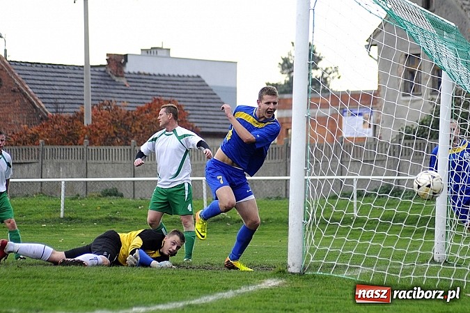 Zdjęcie w galerii na portalu naszraciborz.pl: Emocje w derbach: karny, kartki i pięć goli wiadomości z regionu
