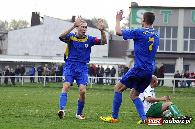 Zdjęcie w galerii na portalu naszraciborz.pl: Emocje w derbach: karny, kartki i pięć goli wiadomości z regionu