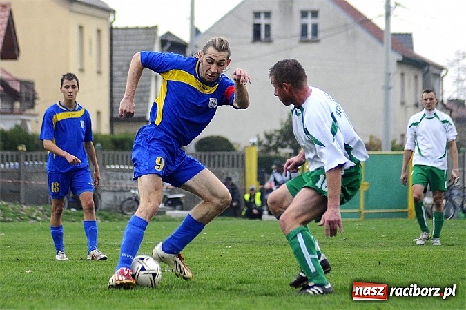Zdjęcie w galerii na portalu naszraciborz.pl: Emocje w derbach: karny, kartki i pięć goli wiadomości z regionu
