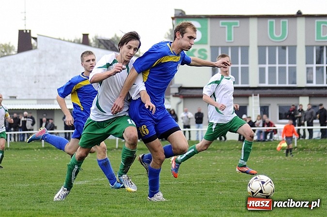 Zdjęcie w galerii na portalu naszraciborz.pl: Emocje w derbach: karny, kartki i pięć goli wiadomości z regionu