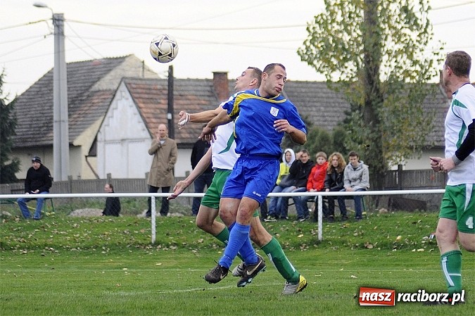 Zdjęcie w galerii na portalu naszraciborz.pl: Emocje w derbach: karny, kartki i pięć goli wiadomości z regionu