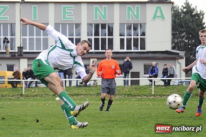Zdjęcie w galerii na portalu naszraciborz.pl: Emocje w derbach: karny, kartki i pięć goli wiadomości z regionu