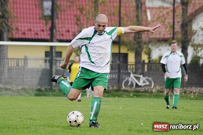 Zdjęcie w galerii na portalu naszraciborz.pl: Emocje w derbach: karny, kartki i pięć goli wiadomości z regionu