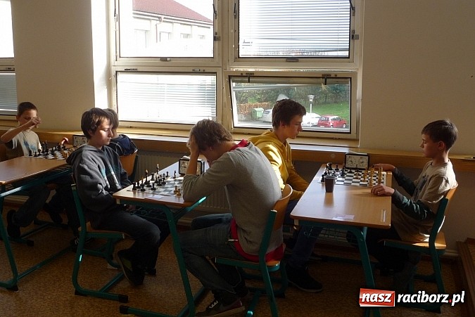 Zdjęcie w galerii na portalu naszraciborz.pl: Młodzi szachiści z Tworkowa na turnieju w Piszczu wiadomości z regionu