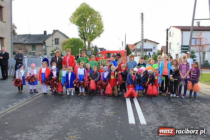 Zdjęcie w galerii na portalu naszraciborz.pl: Uroczyste otwarcie ulicy Krzyżanowskiej w Tworkowie z udziałem wojewody wiadomości z regionu