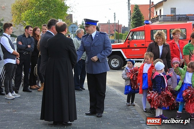 Zdjęcie w galerii na portalu naszraciborz.pl: Uroczyste otwarcie ulicy Krzyżanowskiej w Tworkowie z udziałem wojewody wiadomości z regionu