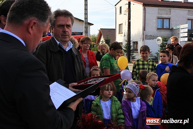 Zdjęcie w galerii na portalu naszraciborz.pl: Uroczyste otwarcie ulicy Krzyżanowskiej w Tworkowie z udziałem wojewody wiadomości z regionu
