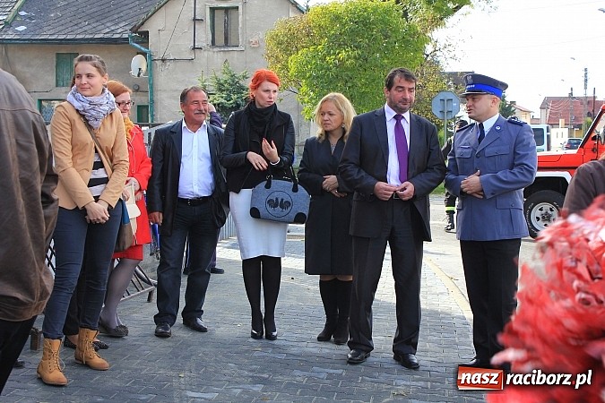 Zdjęcie w galerii na portalu naszraciborz.pl: Uroczyste otwarcie ulicy Krzyżanowskiej w Tworkowie z udziałem wojewody wiadomości z regionu