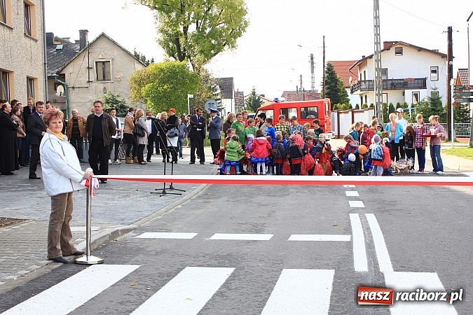 Zdjęcie w galerii na portalu naszraciborz.pl: Uroczyste otwarcie ulicy Krzyżanowskiej w Tworkowie z udziałem wojewody wiadomości z regionu