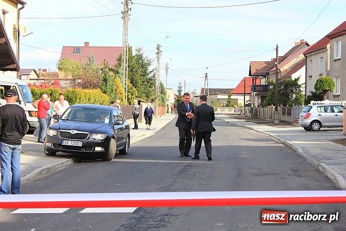 Zdjęcie w galerii na portalu naszraciborz.pl: Uroczyste otwarcie ulicy Krzyżanowskiej w Tworkowie z udziałem wojewody wiadomości z regionu