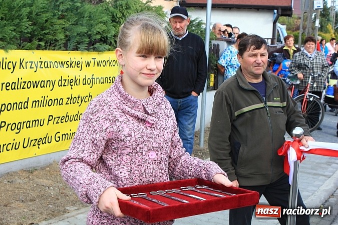 Zdjęcie w galerii na portalu naszraciborz.pl: Uroczyste otwarcie ulicy Krzyżanowskiej w Tworkowie z udziałem wojewody wiadomości z regionu
