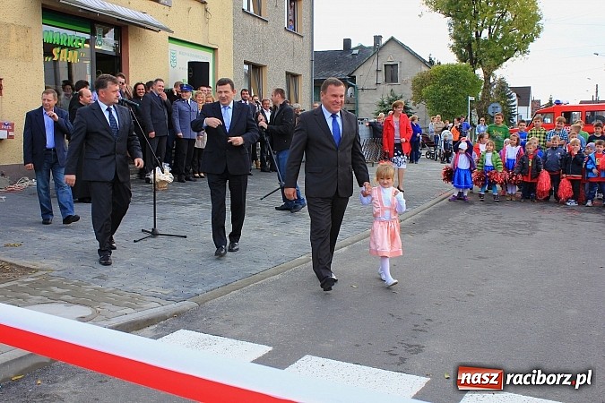Zdjęcie w galerii na portalu naszraciborz.pl: Uroczyste otwarcie ulicy Krzyżanowskiej w Tworkowie z udziałem wojewody wiadomości z regionu