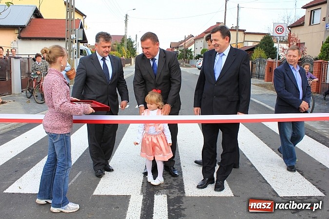 Zdjęcie w galerii na portalu naszraciborz.pl: Uroczyste otwarcie ulicy Krzyżanowskiej w Tworkowie z udziałem wojewody wiadomości z regionu